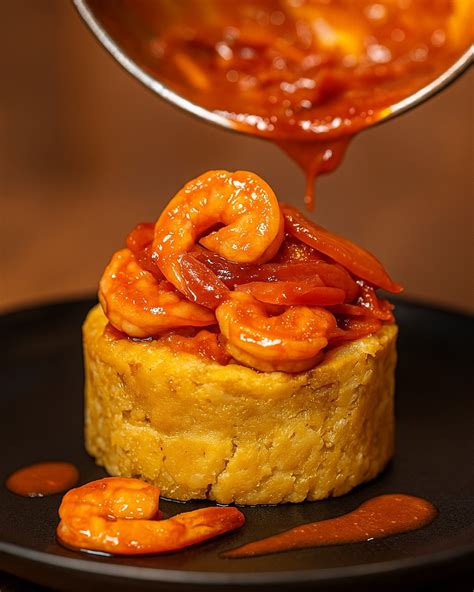 Relleno de camarones caribeño servido en un tazón de cerámica