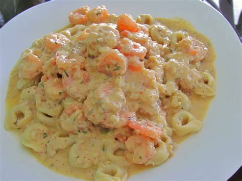 Relleno de camarones y queso en un sartén