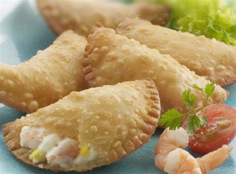 Empanadas de camarón y queso doradas, recién hechas