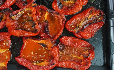 Pimientos rojos asados en una bandeja de horno