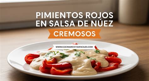Salsa cremosa de pimientos rojos en un cuenco