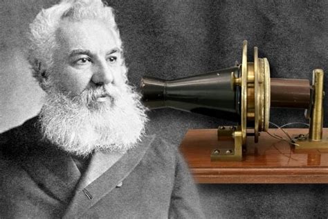 Fotografía antigua de Alexander Graham Bell con un teléfono y una imagen de Thomas Edison