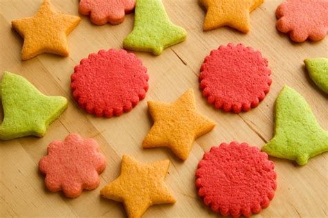 Variedad de galletas de fresa en diferentes texturas y colores