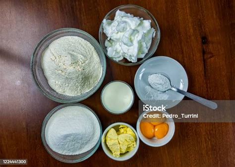 Esquema de ingredientes básicos: harina, salmuera, yemas de huevo y manteca para la masa de empanadas.