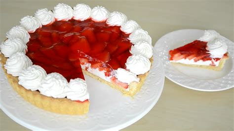 tarta de helado de frutilla decorada