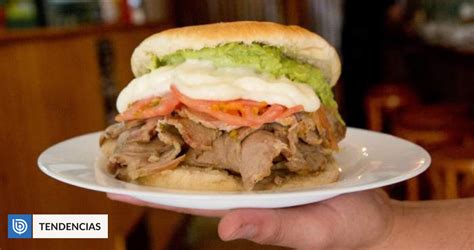 Fotografía variada de sándwiches chilenos típicos: lomito, Barros Luco, completo, chacarero