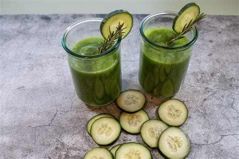Jugo verde con pepino y polvo de proteína, ideal para antes o después del entrenamiento