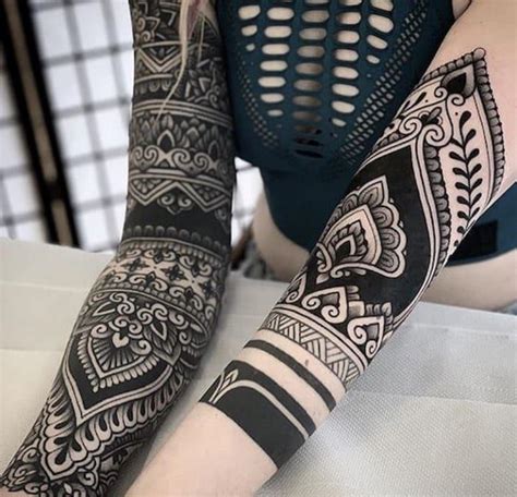 Infografía comparativa de diferentes estilos de tatuajes de rosas (realista, old school, acuarela, minimalista)