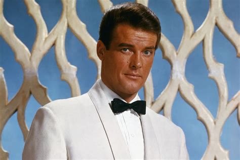 Fotografía promocional de época que muestra a Roger Moore luciendo un reloj Seiko en una de sus películas como 007
