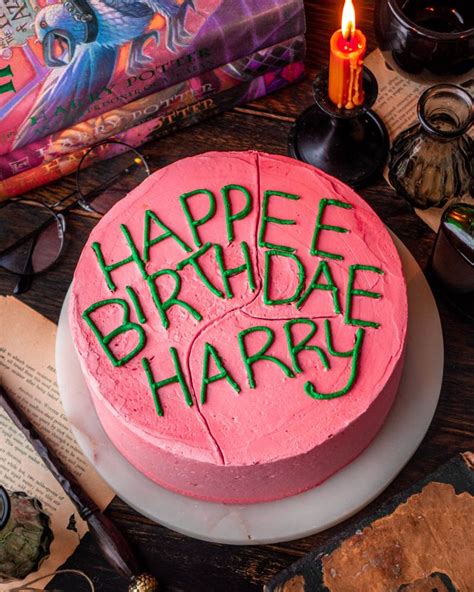 Tarta de cumpleaños de Harry Potter con varios elementos mágicos