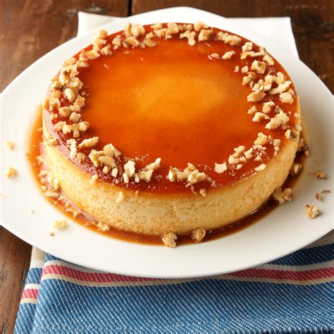 Flan de queso crema listo para servir, con salsa de caramelo