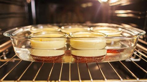Moldes de flan horneándose al baño maría en el horno