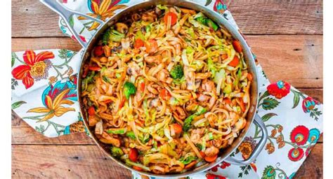 Sofrito de verduras en sartén para la receta de tallarines con pollo y salsa de soja