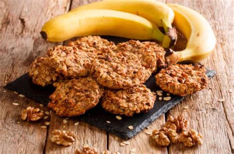Galletas de avena y plátano caseras y un tazón de avena