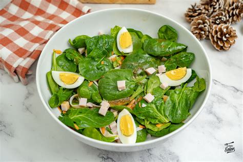 Foto de una ensalada fresca de espinacas, frutas variadas y queso de cabra