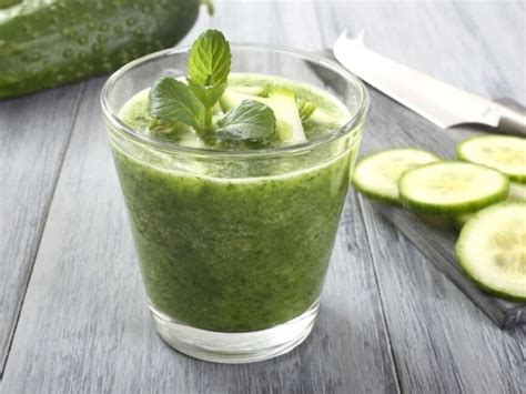 Foto: Vaso de jugo verde fresco de pepino y espinaca