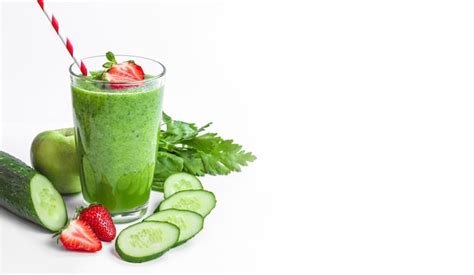 Foto: Batido verde con fresas y pepino decorado