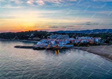 Paisaje costero de Roquetas de Mar al atardecer, con referencias a su rica gastronomía