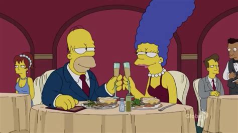 Ilustración de Marge Simpson bebiendo un Long Island Iced Tea en la serie Los Simpson.