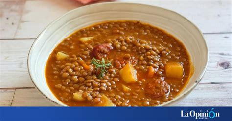 Plato de lentejas chilena tradicional con longaniza y arroz