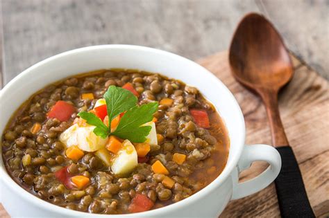 Ingredientes frescos para la sopa de lentejas chilena