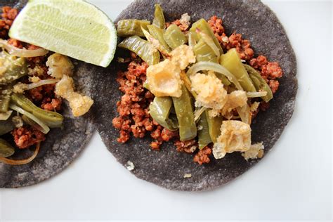 Variedad de ingredientes frescos para armar tacos