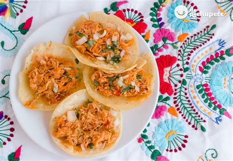 Plato de tacos mexicanos de pollo tinga listos para servir