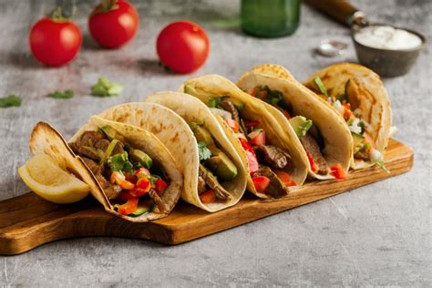 Mesa con diversos ingredientes para armar tacos