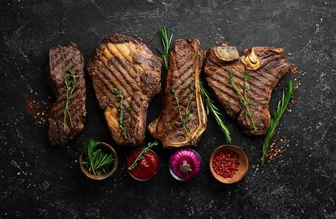 Fotos de diferentes cortes de carne para asar: churrasco de res, costillas de cerdo, pollo a la parrilla