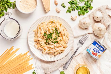 Ingredientes para salsa Alfredo con crema Nestlé