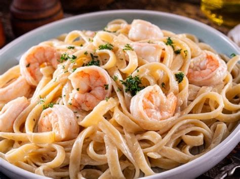 Plato de fetuccini con salsa Alfredo y camarones