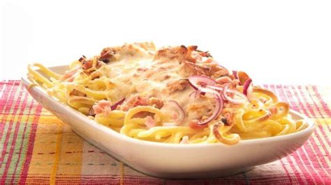 Plato de pasta con salsa parisienne cremosa