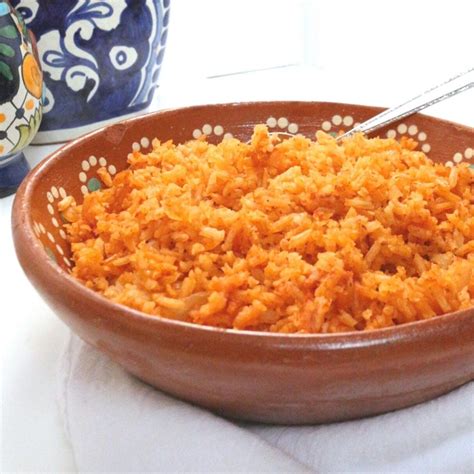 Plato de arroz rojo mexicano con pollo y vegetales
