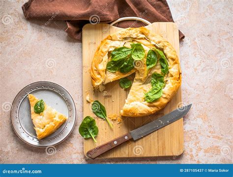 Salmón fresco sobre tablas de cortar con espinacas y queso