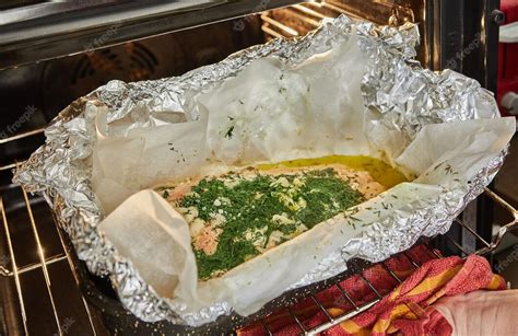Salmón relleno en papel de aluminio listo para hornear