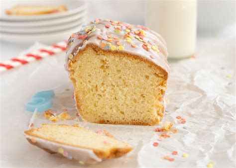 Fotografía de un bizcocho de membrillo casero servido en un plato con una taza de café humeante