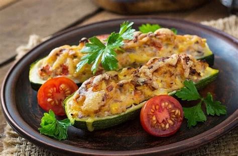 Foto de los zapallitos italianos rellenos de pollo al horno listos para servir