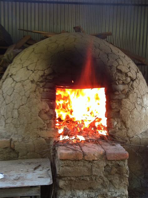 Horno de barro encendido mostrando la bóveda blanca