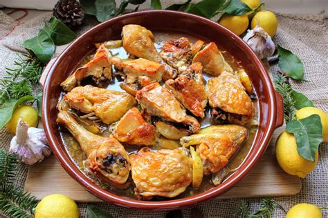 Pollo asado con verduras en cazuela de barro