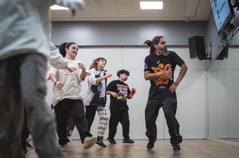 Profesor de baile enseñando pasos a un alumno