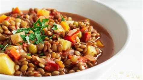 Plato de cazuela de lentejas con acompañamientos