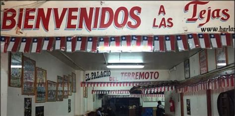 Interior del Bar Las Tejas con mesas y decoración que evoca su historia.