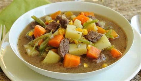 Plato de carbonada chilena con carne y verduras