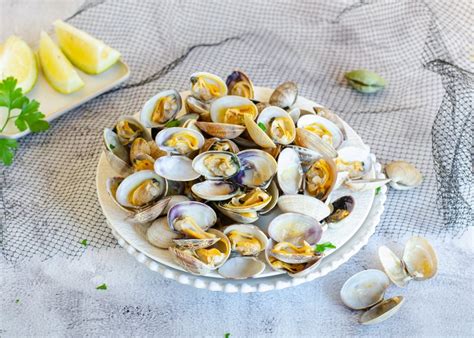 Plato de almejas cocinadas al vapor con vino blanco y perejil