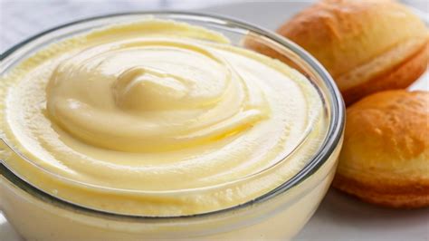 Crema pastelera suave y brillante en un tazón