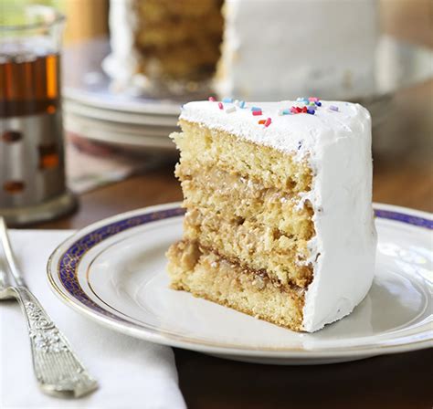 Torta de capas con manjar y crema pastelera en el interior