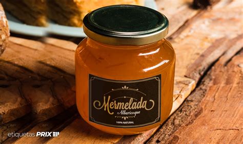 Mermelada artesanal con etiquetas hechas a mano destacando su origen
