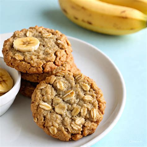 Plátanos maduros, avena y chips de chocolate, ingredientes principales para galletas veganas.