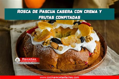 Ilustración de un queque de pascua decorado con nueces y frutas confitadas
