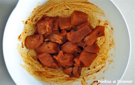 Cabrito macerando en bol con especias